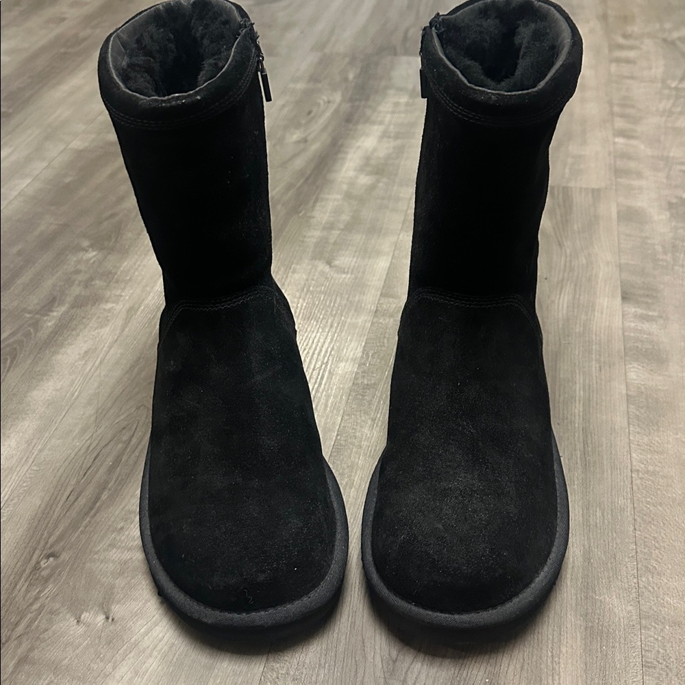 UGG women's Roslyn black boot size 9 New